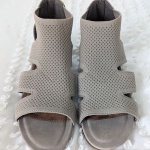 Eurosoft by Sofft Sancia Mist Grey Sandals Size 9